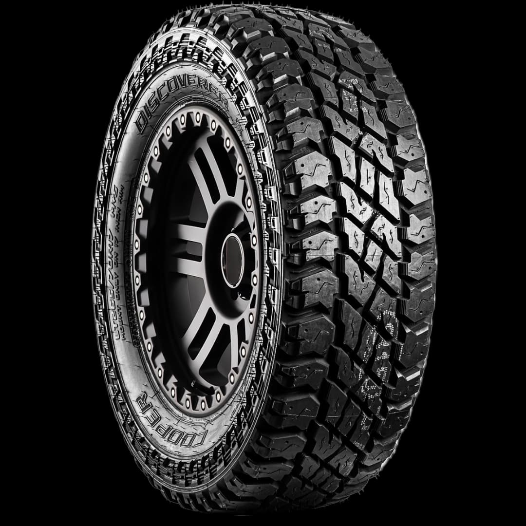 Cooper Discoverer S/T Maxx 17" angled tire