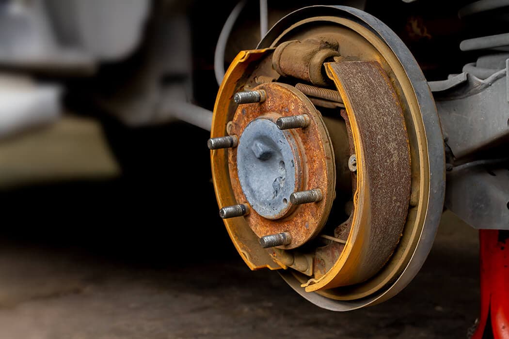 4 How-to-tell-if-drum-brake-needs-changing-Damaged-drum-brake NonFeatured 1050xVariable (1)